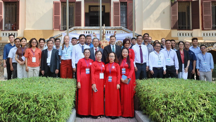 A group of Vietnamese with ambassadors from Australia